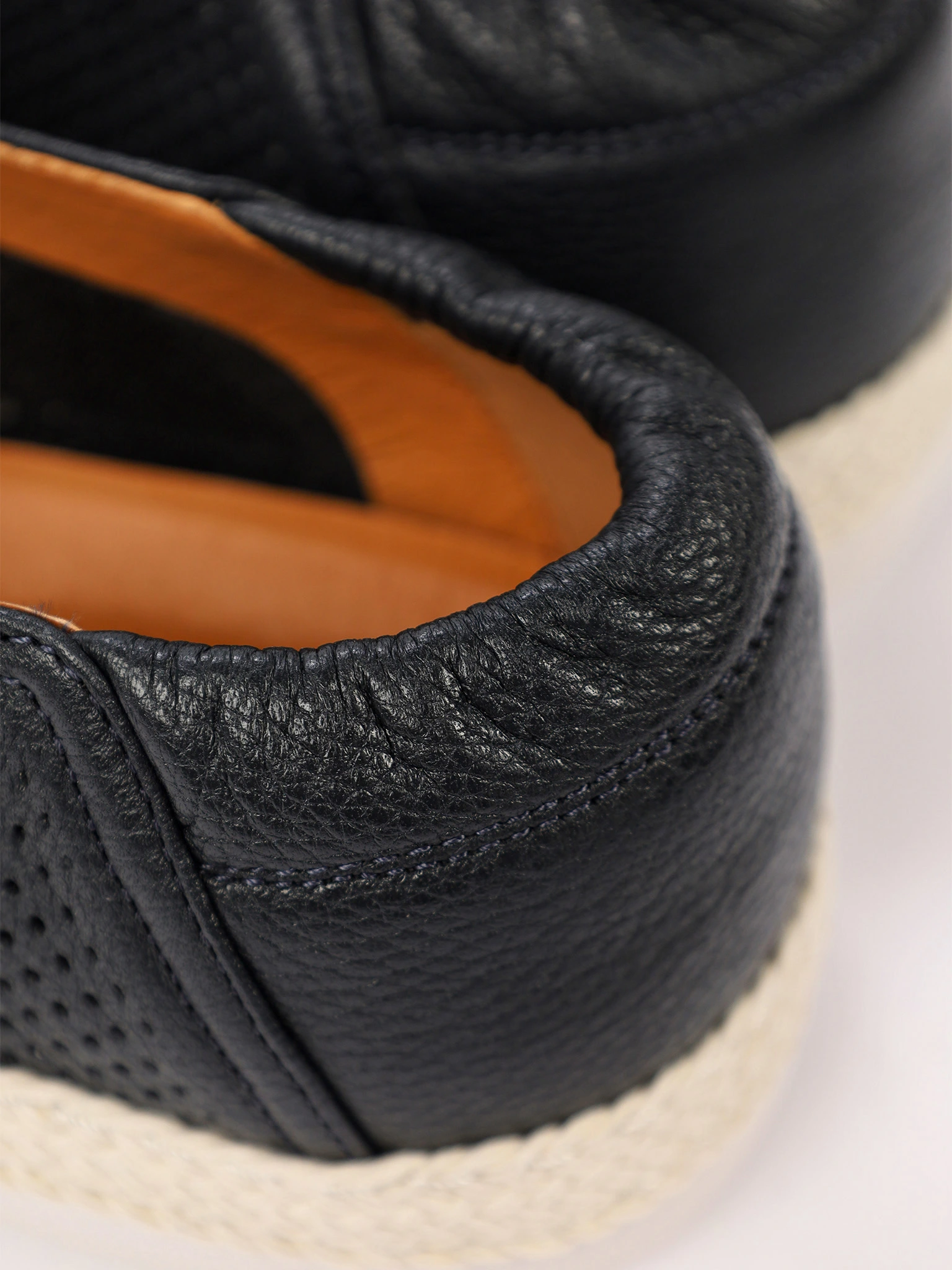 Мокасины темно-синего цвета с перфорацией на низкой подошве